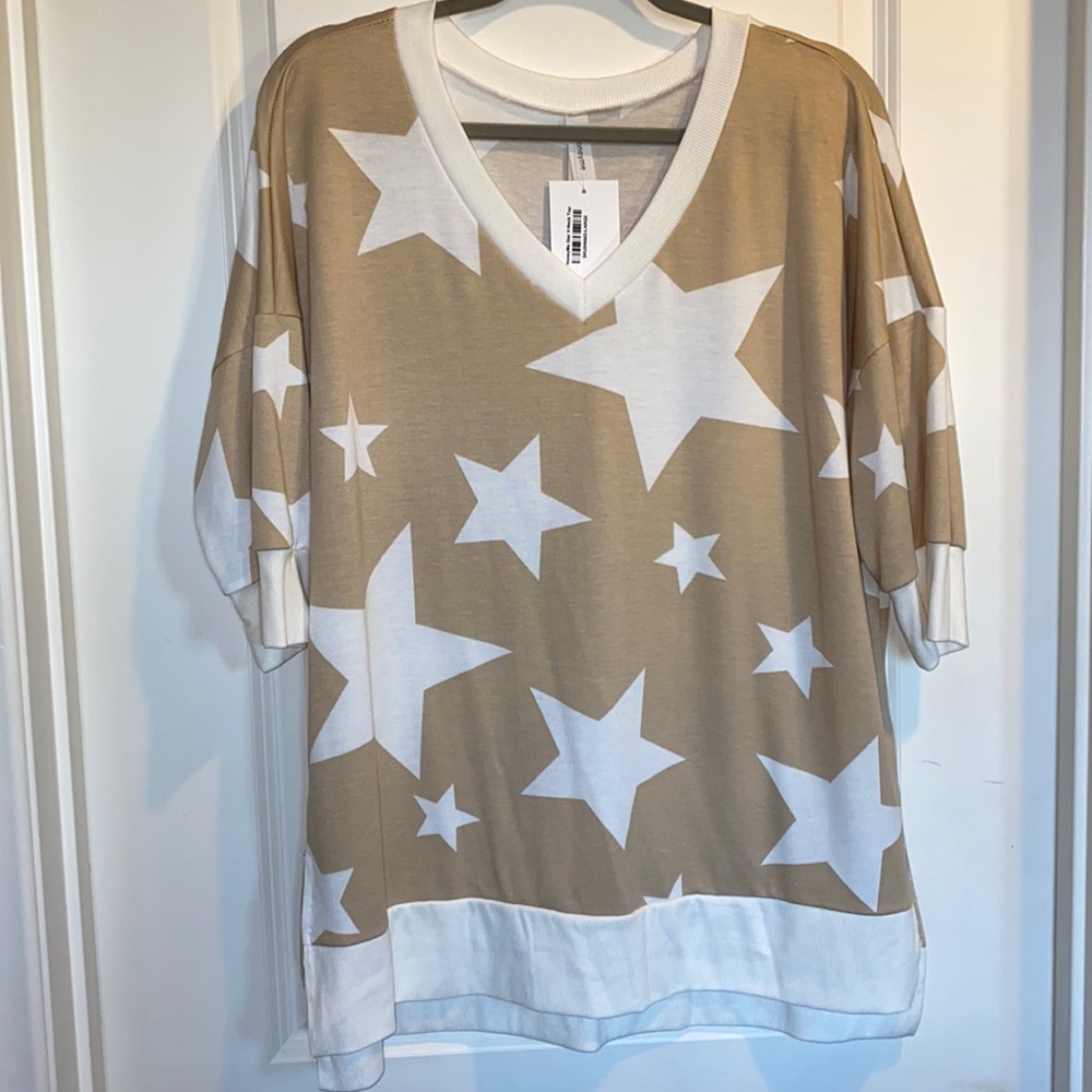 Honeyme. NWT. Large. Weekender. 3/4 Sleeves. White Stars. Side Slits. White Trim